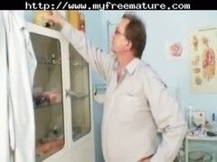 Alte Lady bei bizarren Doktorspielchen